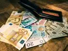 Banknoty na blacie i portfel