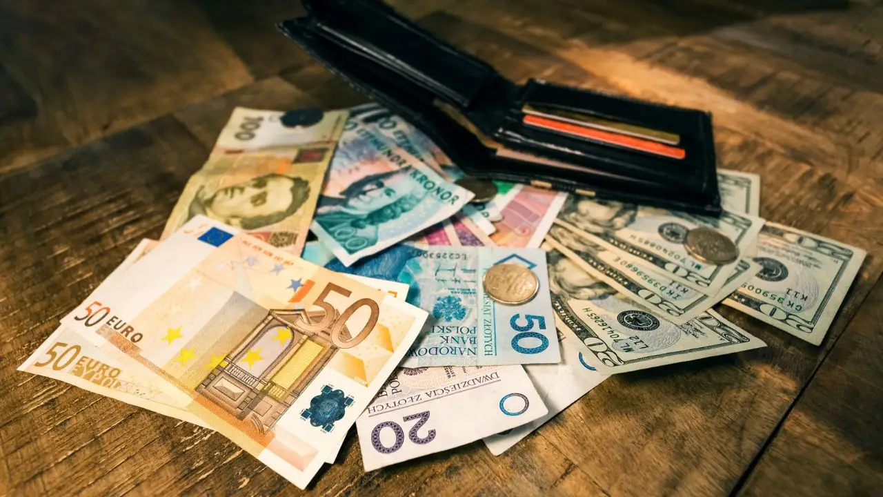 Banknoty na blacie i portfel