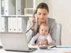 Mama pracująca z dzieckiem przy biurku