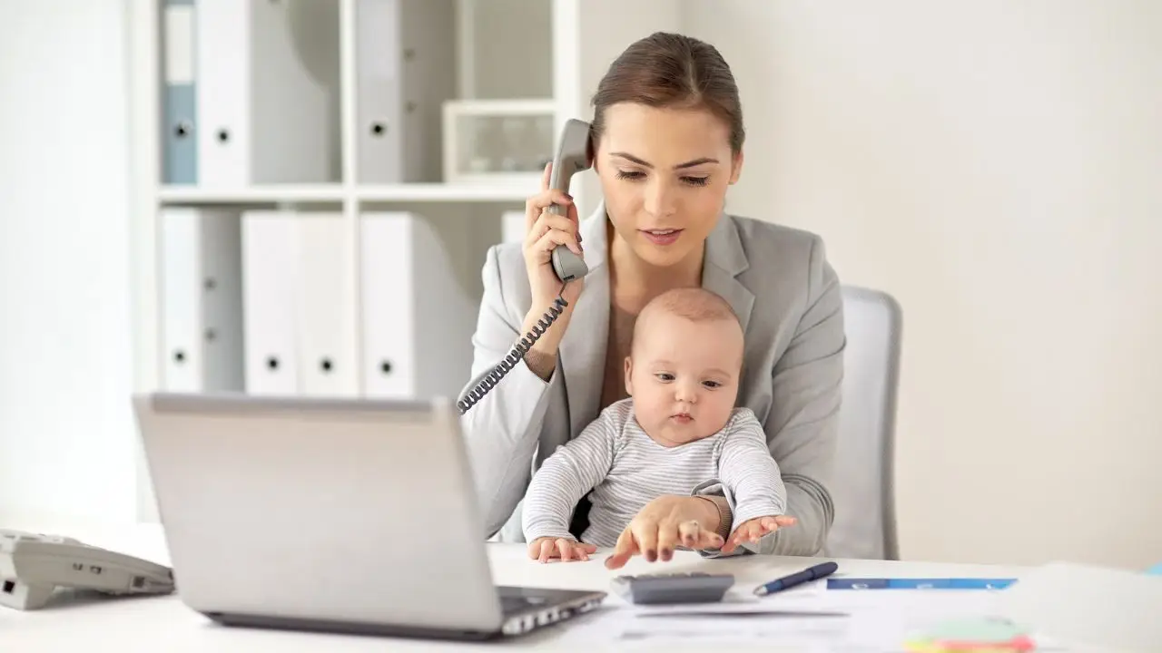 Mama pracująca z dzieckiem przy biurku