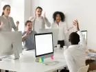 Układ zbiorowy - pracownicy biura ubrani na biało, cieszący się