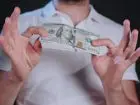 Mężczyzna trzymający banknoty