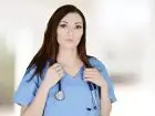 Jak zostać pielegnairką - kobieta w fartuchu ze stetoskopem na szyi