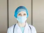 kobieta zastanawiająca się jak zostać pielęgniarką