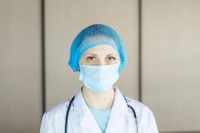 kobieta zastanawiająca się jak zostać pielęgniarką