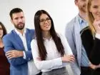 Kogo potrzebują pracodawcy w 2025 roku - pracownicy biurowi w rzędzie