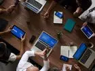 kogo potrzebuje rynek pracy w 2021 roku? - pracownicy przy biurku z laptopem
