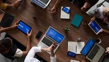 kogo potrzebuje rynek pracy w 2021 roku? - pracownicy przy biurku z laptopem