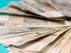Płaca minimalna 2025 - pieniadze banknoty polskie na niebieskim tle