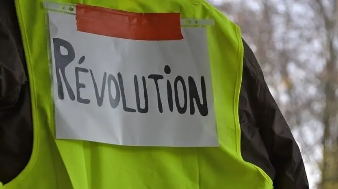 protest mundurowych 2021 - hasło "revolution" na plecach