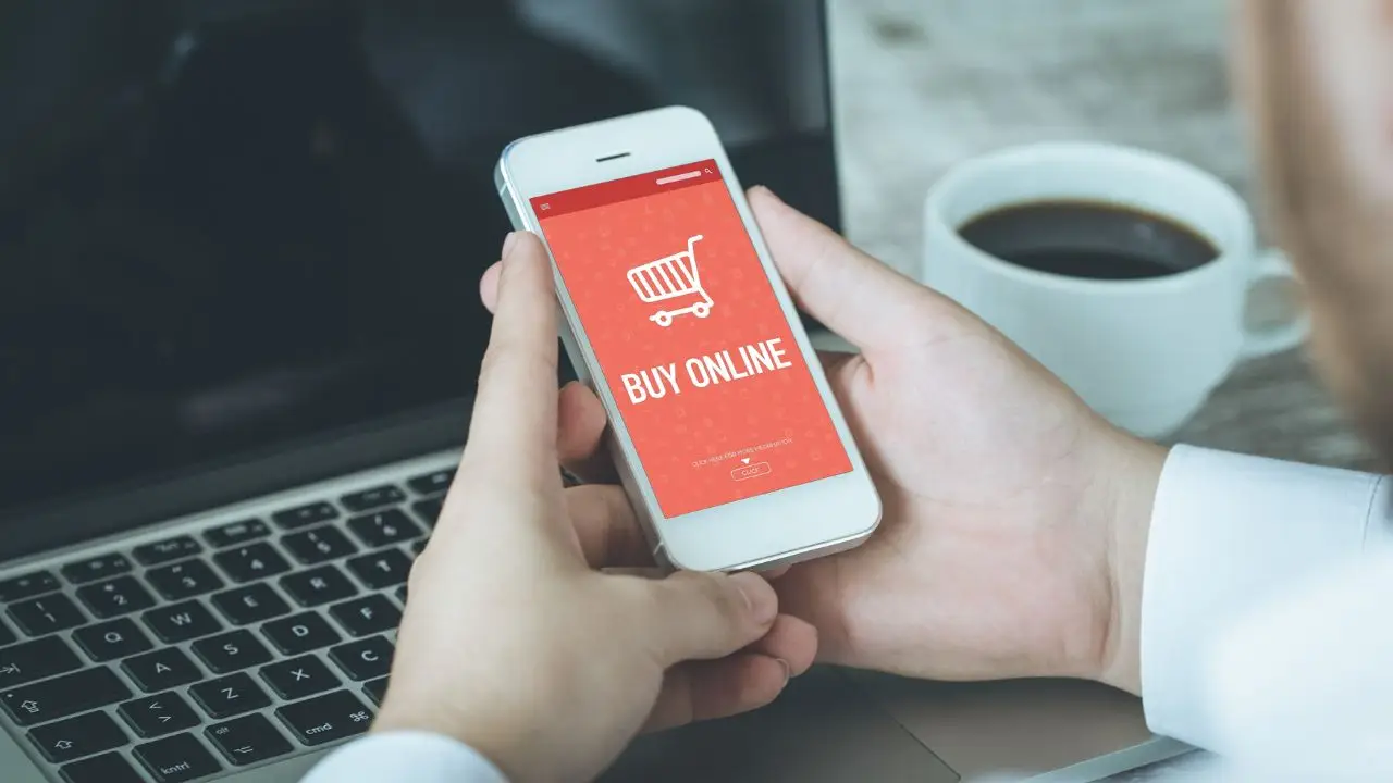 Shopee w Polsce - ekran telefony z napisem buy online