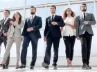 Spółka komandytowa - ludzie biznesu elegancko ubrani idący w rzędzie