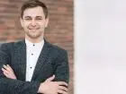 Ulga dla klasy średniej dla przedsiębiorców - mężczyzna w garniturze z założonymi rękami stoi