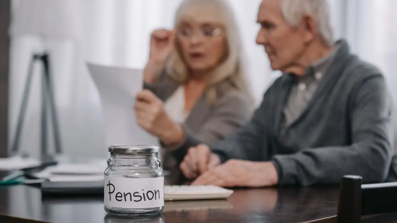Emerytury stażowe - para emerytów przy słoiku z napisem pension