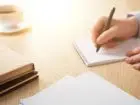 Odwołanie od decyzji ZUS - mężczyzna piszący w notatniku