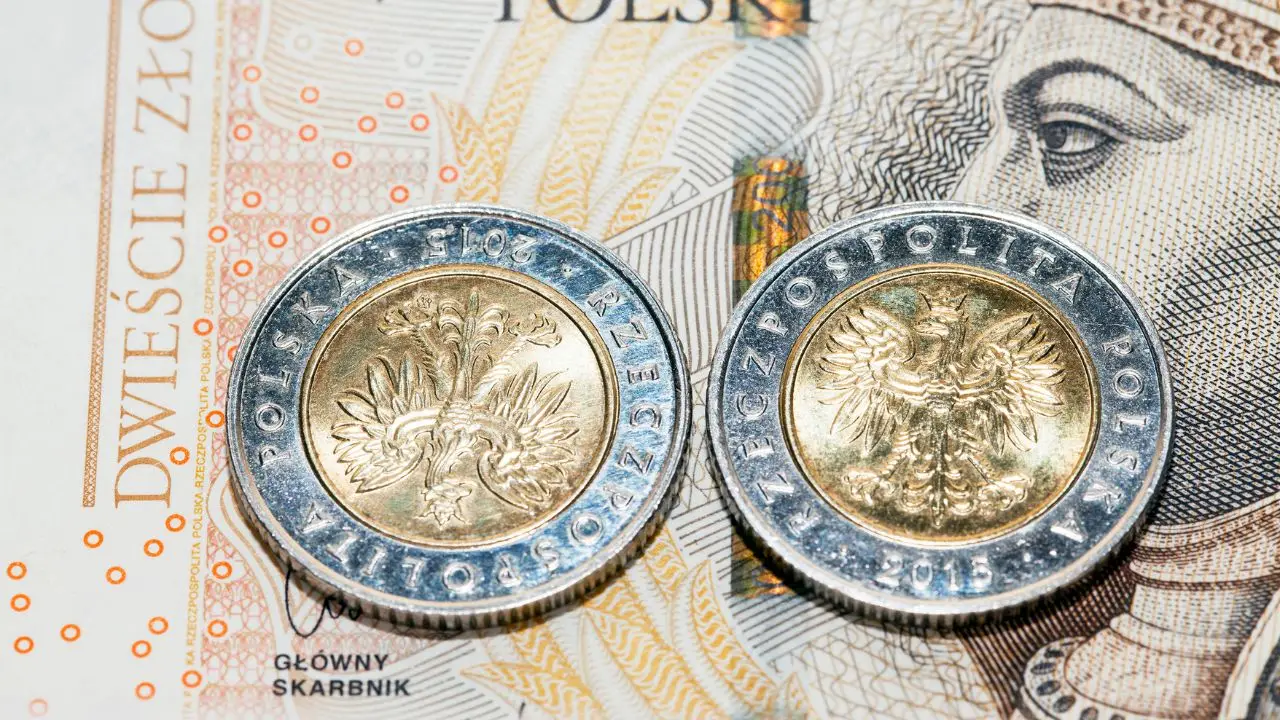 Dwie emerytury co miesiąc - polskie pieniądze