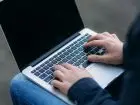 Osoba pracująca przy laptopie