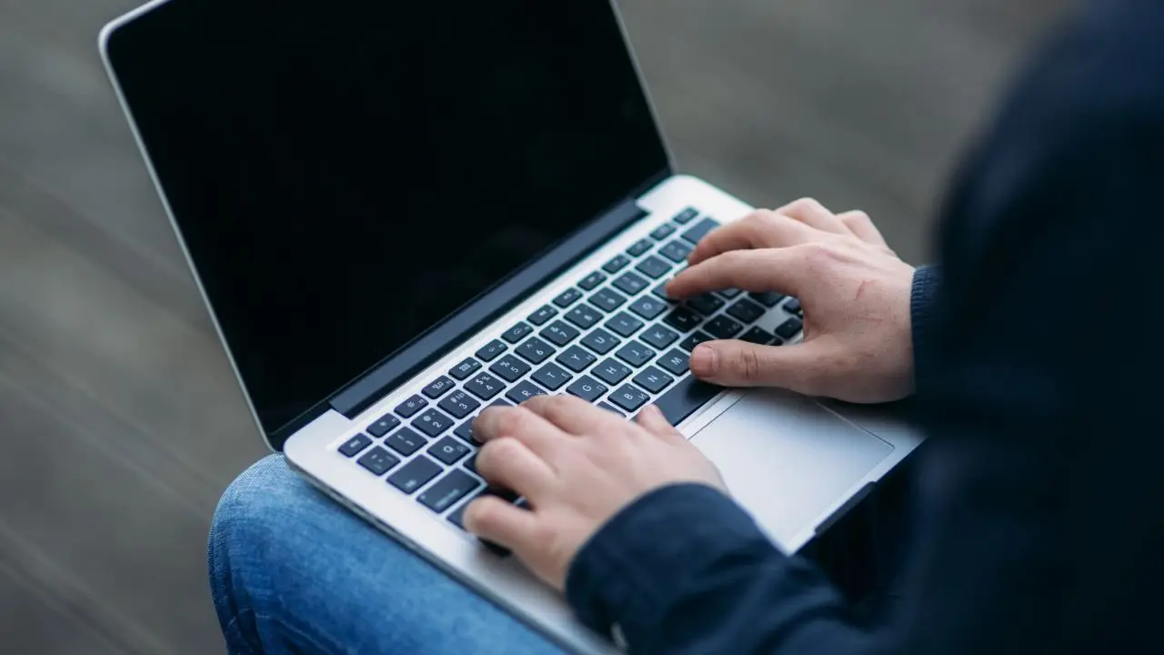 Osoba pracująca przy laptopie