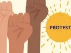 Protest handlowców - napis protest i uniesione pięści w górę