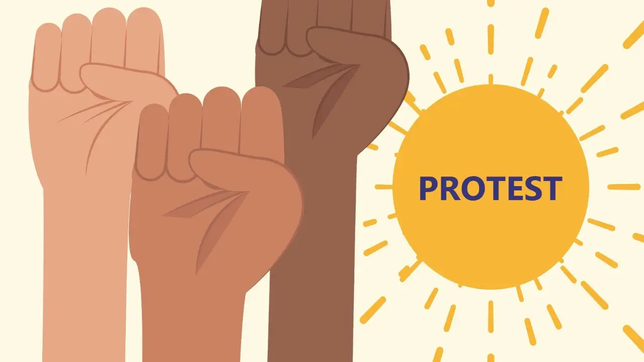 Protest handlowców - napis protest i uniesione pięści w górę
