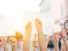 Protest, dłonie uniesione do góry