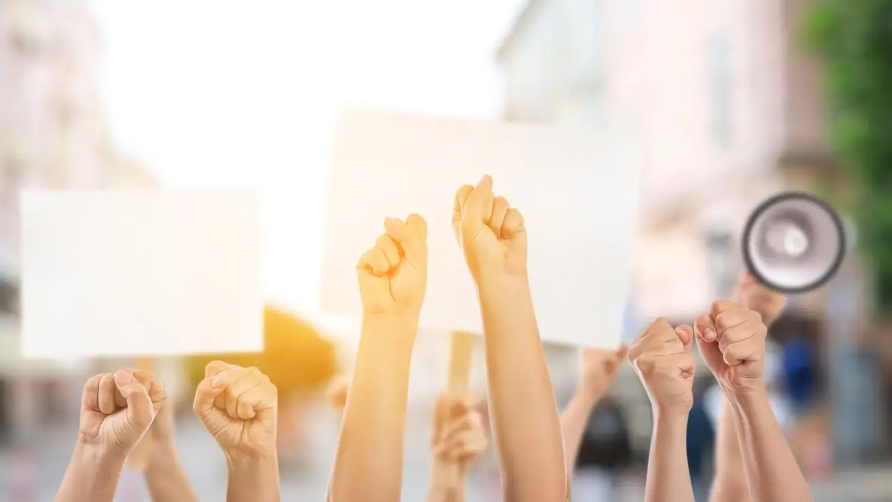 Protest, dłonie uniesione do góry