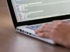 informatyk czyta o zarobkach specjalistów IT i SAP