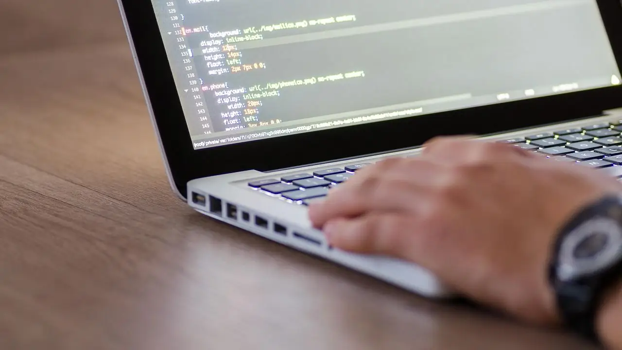 informatyk czyta o zarobkach specjalistów IT i SAP
