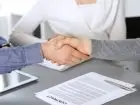 Zasada swobody umów - osoby podające sobie dłonie nad zawieraną umową