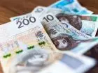 Polskie banknoty na drewnianym blacie
