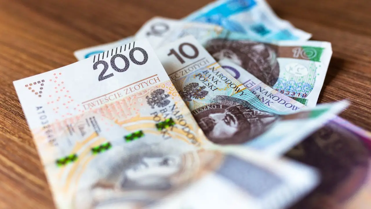 Polskie banknoty na drewnianym blacie