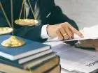 Akt notarialny - notariusz trzymający dokument