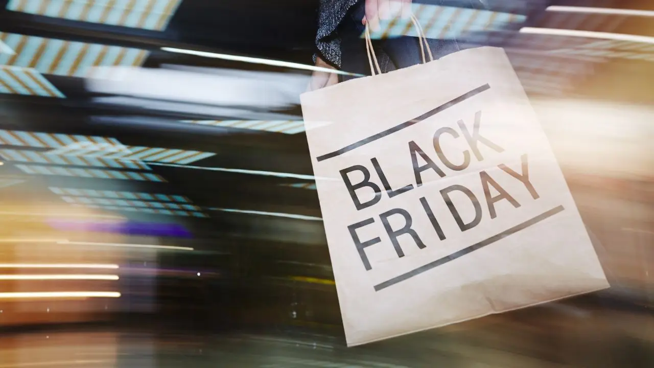 Napis black friday na torbie zakupowej