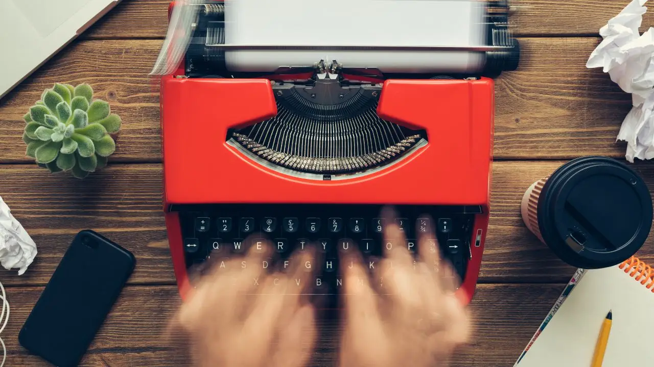 Copywriting - zbliżenie na dłonie osoby piszącej na maszynie