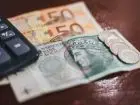 Pieniądze banknoty i kalkulator