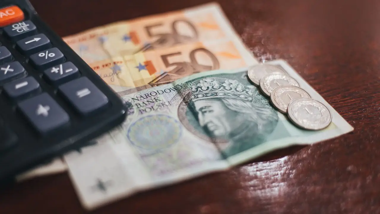 Pieniądze banknoty i kalkulator