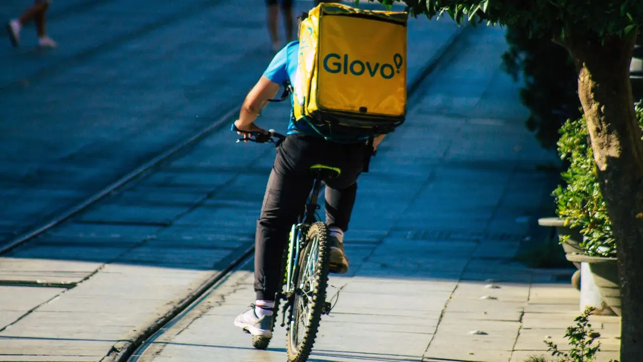 Kurier Glovo na rowerze