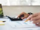 Księgowa licząca na kalkulatorze