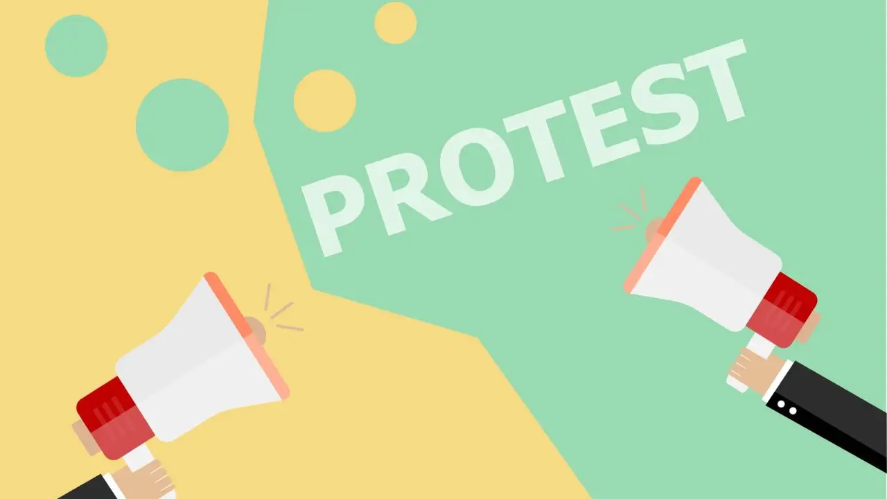 Protest napis na tle żółtym i zielonym, megafony po bokach grafika