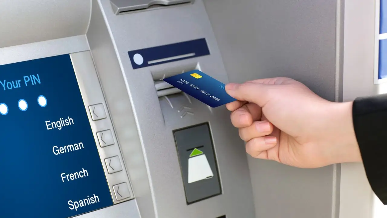 Zblizenie na dloń osoby korzystającej z bankomatu