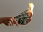 tarcza antyinflacyjna płonące banknoty