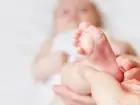 Urlop okolicznościowy - dziecko trzymane za stopę