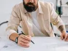 Architekt podczas pracy nad projektem