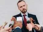 Jak zostać politykiem - polityk podczas udzielania komentarza prasie
