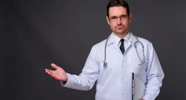 Specjalizacja lekarskie - lekarz unoszący dłoń do góry w geście zaproszenie