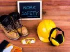 Szklenia BHP - kask, buty i środki ochronne do pracy oraz tablica z napisem work safety