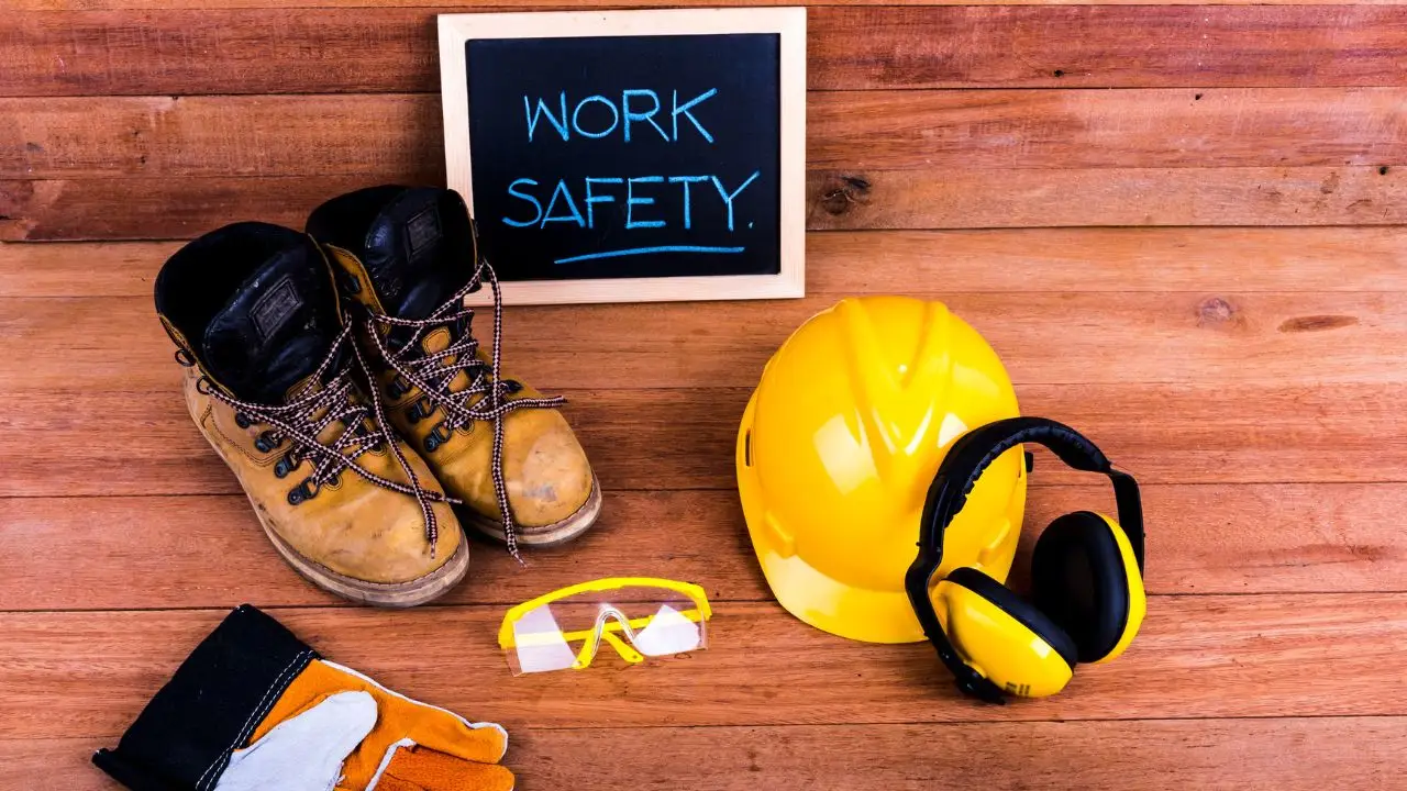 Szklenia BHP - kask, buty i środki ochronne do pracy oraz tablica z napisem work safety