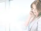 Urlop na żądanie - kiedy zgłosić - kobieta rozmawiająca przez telefon