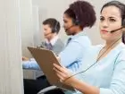 Call center - pracownicy w słuchawkach