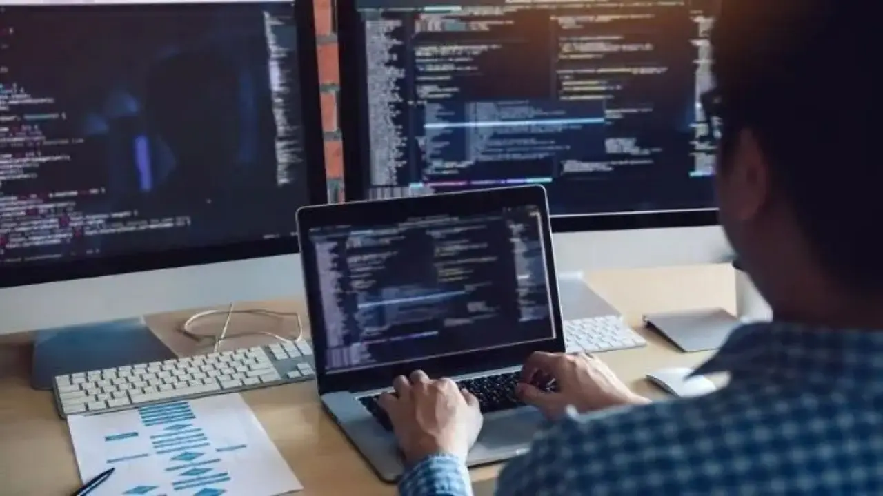 CV programisty - programista przy kompuetrze